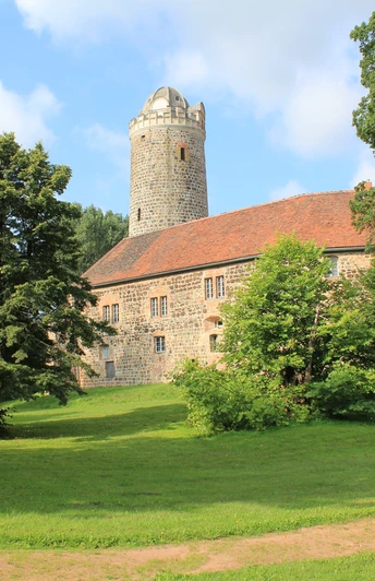 Wanderer starten die Wanderung an der Bischofsresidenz Burg Ziesar