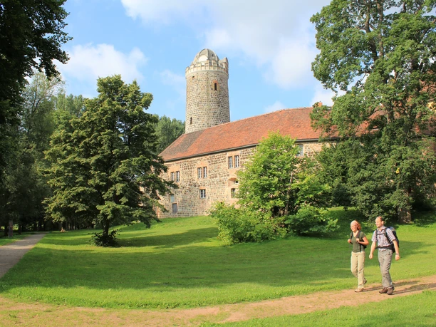 Wanderer starten die Wanderung an der Bischofsresidenz Burg Ziesar