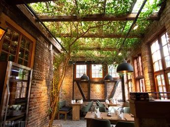 800 Grad Prime Beef Steakhouse Innenhof