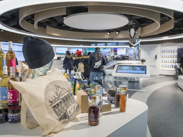 Auswahl von Souvenirs in der mobiagentur im Hauptbahnhof Potsdam