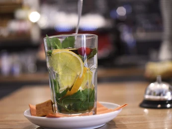 Frischer Tee mit Cranberries und Granatapfel