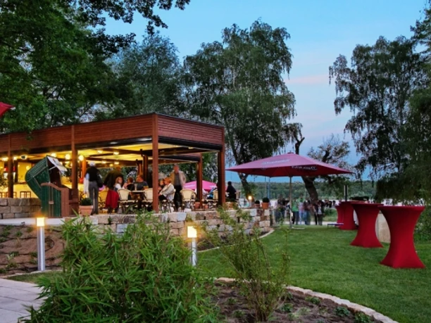 Freiluftbar "Zeppelin" im Kongresshotel am Templiner See