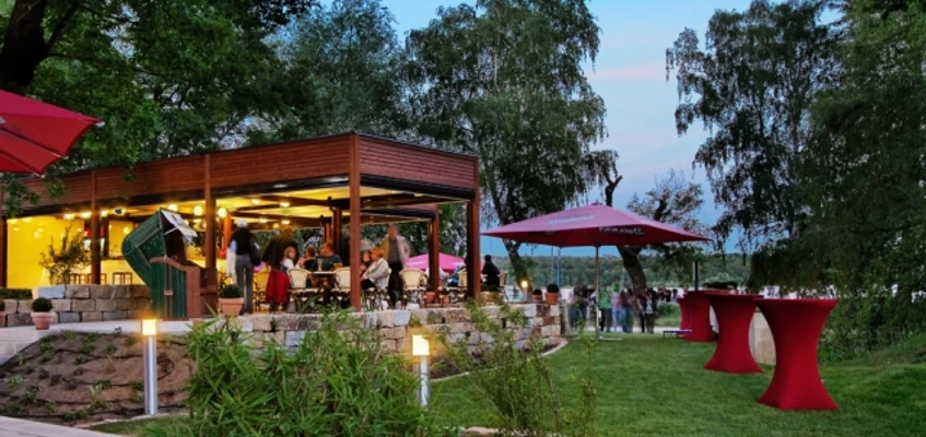 Freiluftbar "Zeppelin" im Kongresshotel am Templiner See
