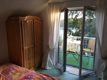 Wohn-Schlafbereich mit Zugang zum Balkon