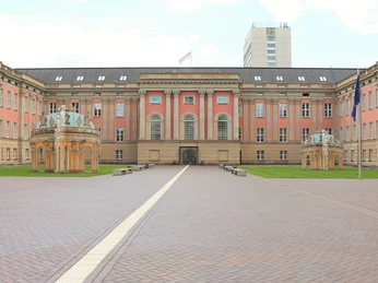 Eingang Innnenhof Landtag Brandenburg