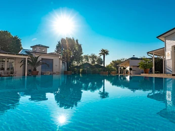 Außenpool im Resort