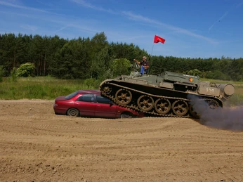 Panzerfunfahrschule – Carcrushing