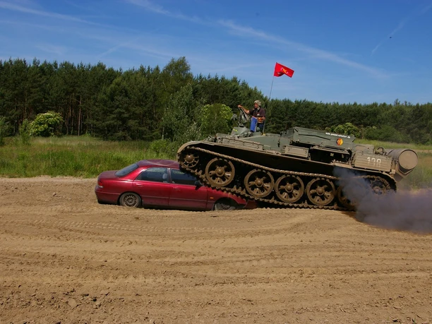 Panzerfunfahrschule – Carcrushing