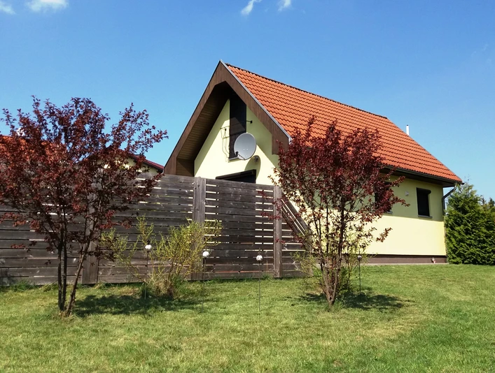 Ferienhaus Neuenhagen Außenansicht – ein Ferienhaus mit Garten