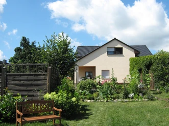 Ferienwohnung Oderbruch Außenansicht – ein Haus mit Garten