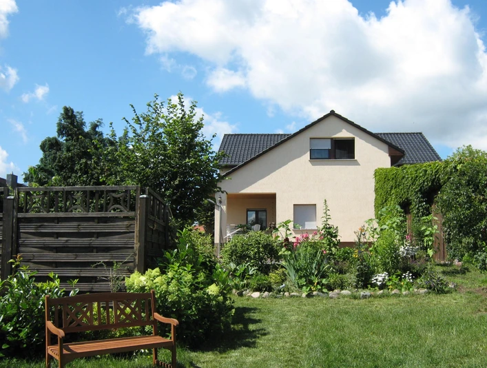 Ferienwohnung Oderbruch Außenansicht – ein Haus mit Garten