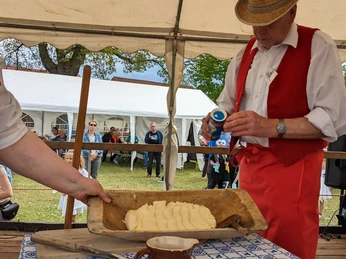 Buttern im Museum "Kolonistenhof" Großderschau