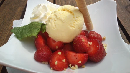 Eisbecher mit Erdbeeren