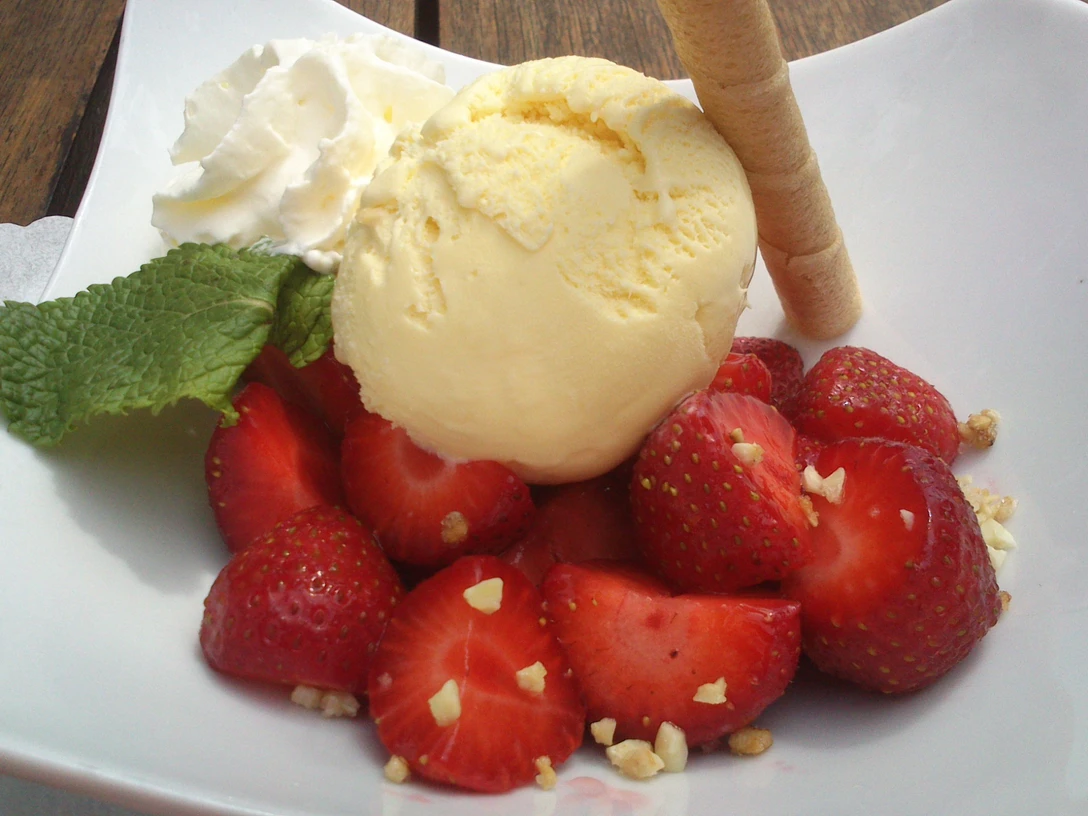 Eisbecher mit Erdbeeren
