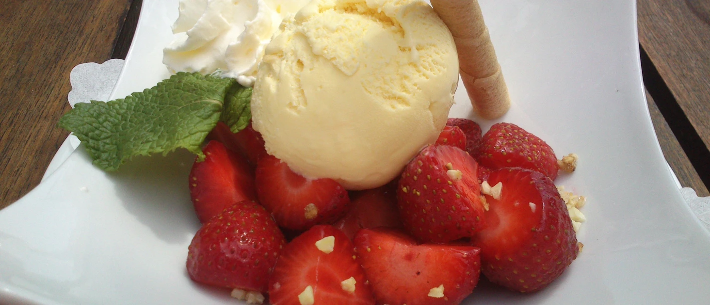 Eisbecher mit Erdbeeren