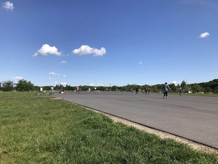 Tempelhofer Feld Skatestrecke am Gemeinschaftsgarten