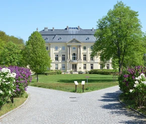 Eingang zur Gutsanlage Schloss Trebnitz