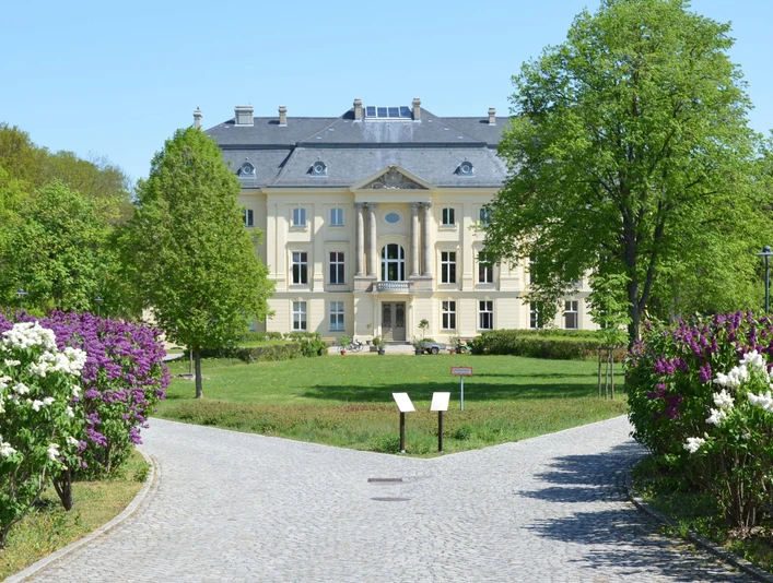 Eingang zur Gutsanlage Schloss Trebnitz
