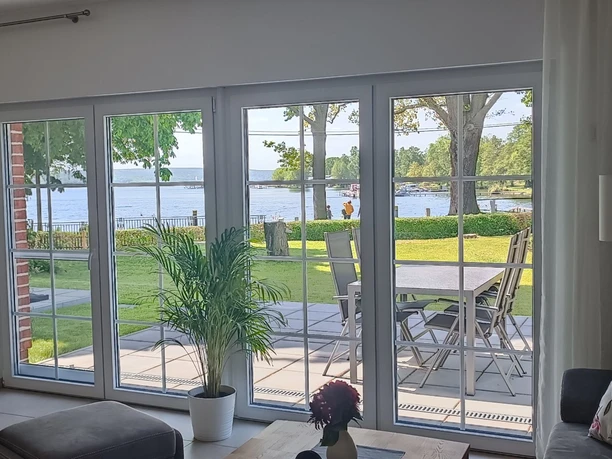 Blick auf die Terrasse und den See