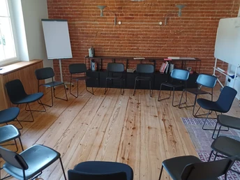 Stuhlkreis im Kaminzimmer