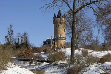 Flatowturm im winterlichen Park Babelsberg in Potsdam