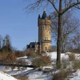 Flatowturm im winterlichen Park Babelsberg in Potsdam