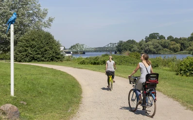 Radfahren im Park Babelsberg entlang der Havel
