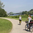 Radfahren im Park Babelsberg entlang der Havel