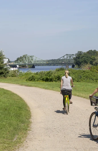 Radfahren im Park Babelsberg entlang der Havel
