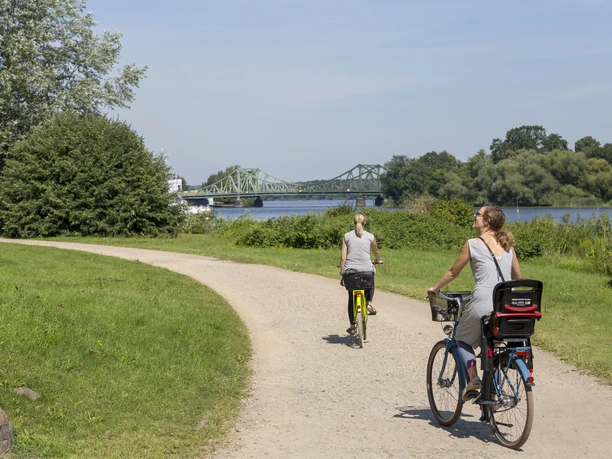 Radfahren im Park Babelsberg entlang der Havel
