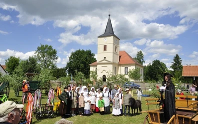 Museum "Kolonistenhof" Großderschau - im Hintergrund: die Kolonistenkirche