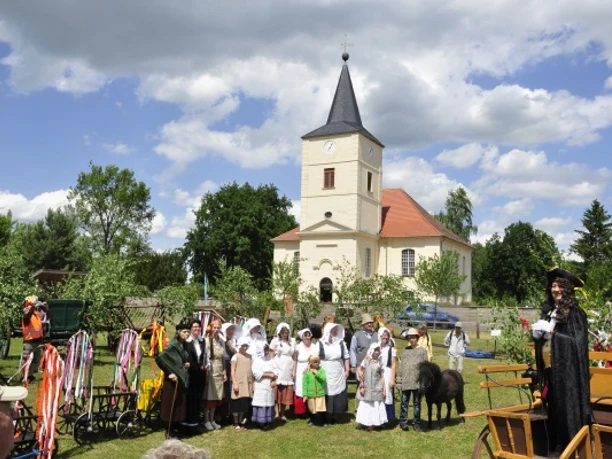 Museum "Kolonistenhof" Großderschau - im Hintergrund: die Kolonistenkirche