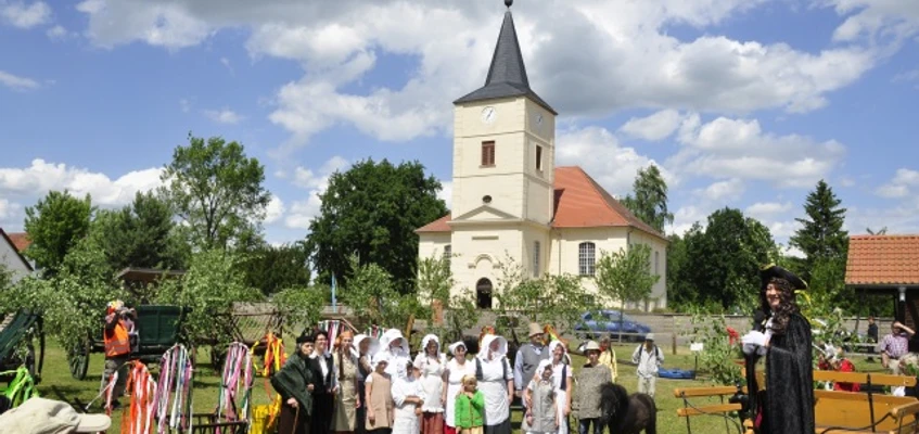 Museum "Kolonistenhof" Großderschau - im Hintergrund: die Kolonistenkirche