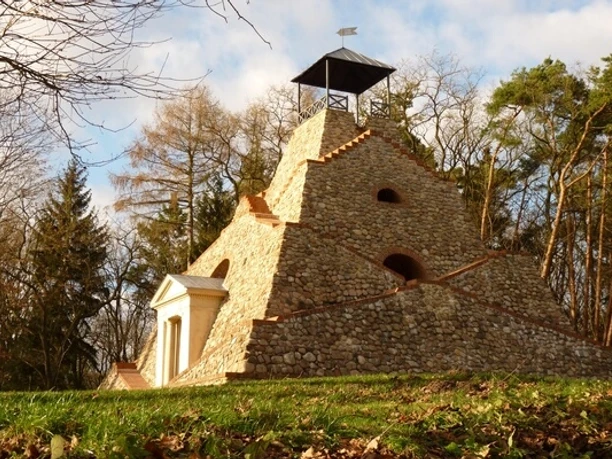 Feldsteinpyramide in Garzau