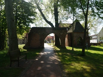 Zisterzienserkloster Lehnin, Zugang durch das hist. Klostertor
