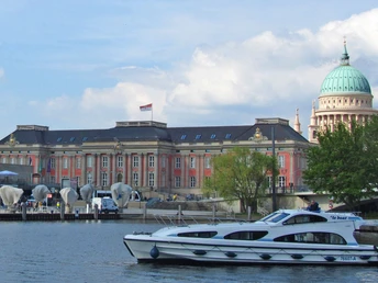 Mit dem Hausboot am Potsdamer Stadtschloss vorbeifahren