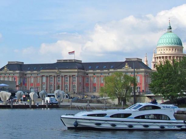Mit dem Hausboot am Potsdamer Stadtschloss vorbeifahren