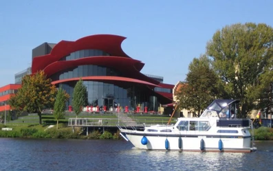 Über Potsdamer und Brandenburger Havelseen, vor dem Hans Otto Theater Potsdam