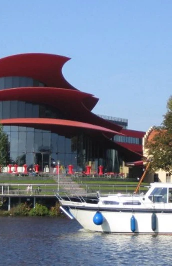 Über Potsdamer und Brandenburger Havelseen, vor dem Hans Otto Theater Potsdam