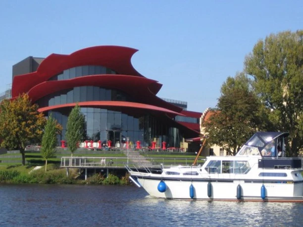 Über Potsdamer und Brandenburger Havelseen, vor dem Hans Otto Theater Potsdam