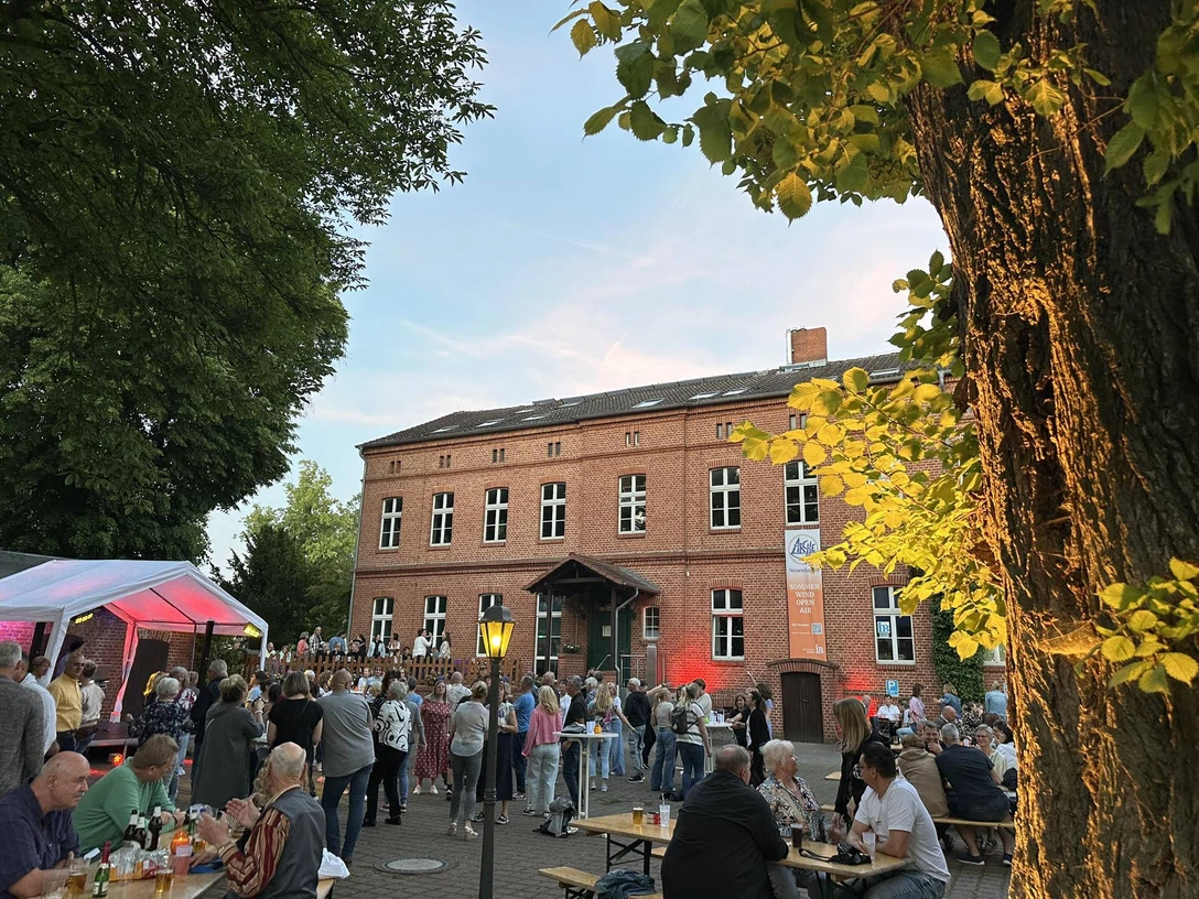 Hofansicht der ARCHE im Sommer