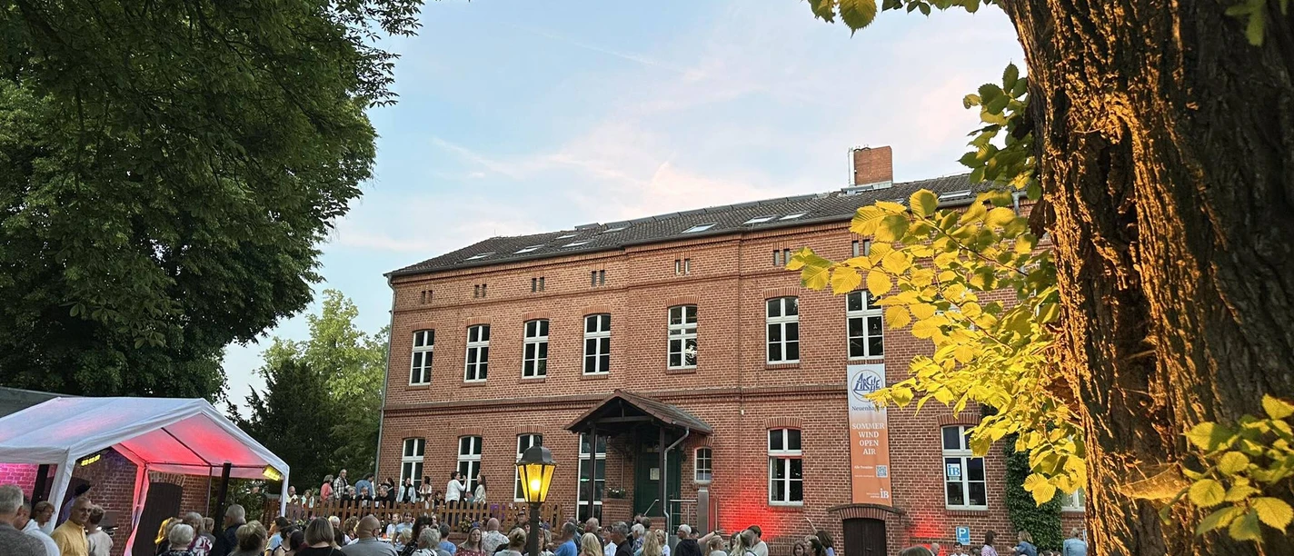 Hofansicht der ARCHE im Sommer