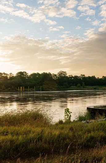 06 aussichtsturm-aurith-oder-flusslandschaft-wasser-rad-stimmung-sonnenaufgang-ufer-foto-