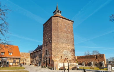 Bergfried und Innenhof