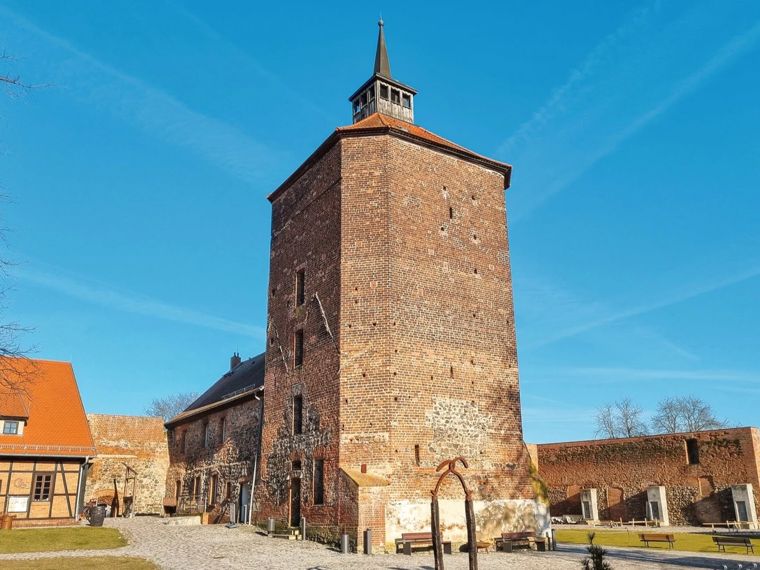 Bergfried und Innenhof