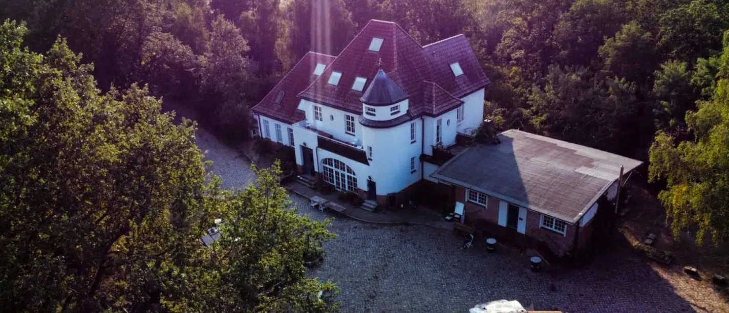 Bahnhofszeit in der Abendsonne