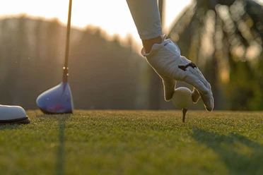 Golfer setzt Ball auf den Token