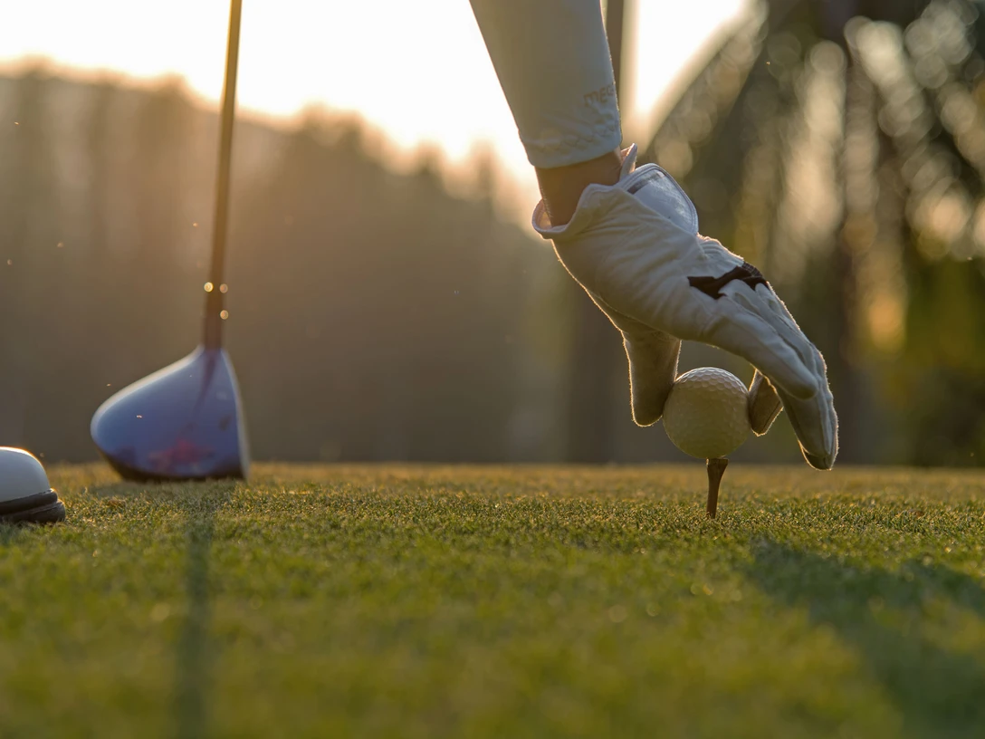 Golfer setzt Ball auf den Token