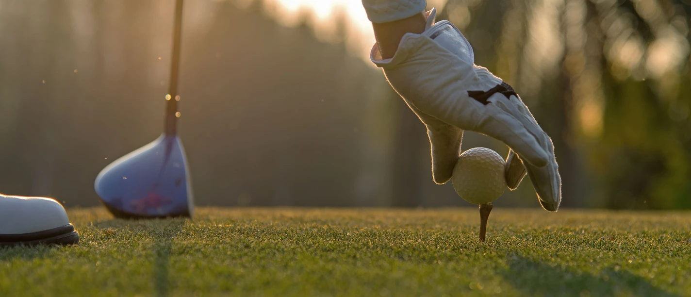 Golfer setzt Ball auf den Token