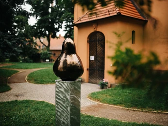 Birnenskulptur Kirche Ribbeck